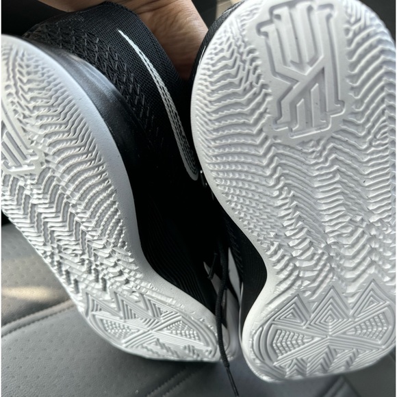 Nike Kyrie Flytrap 6 Basketball
Shoes - Picture 3 of 13